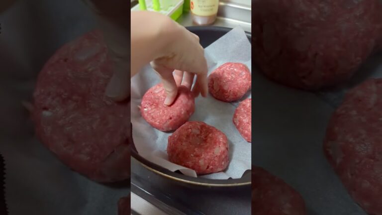 フライパンにクッキングシートを敷いてハンバーグを焼くと油でギトギトにならない