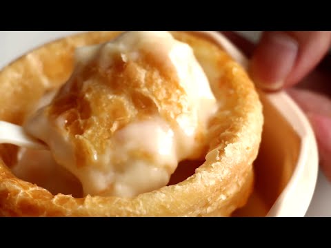 【キッチンデリ】伊藤ハムの食べづらい若鶏のクリームシチューパイを食べる人。