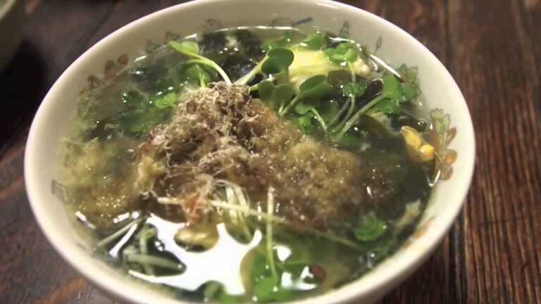 わかめと卵のスープに黒とろろ昆布