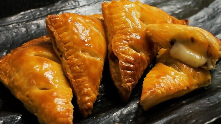 深夜に食べたいチーズキーマカレーパイ#Shorts