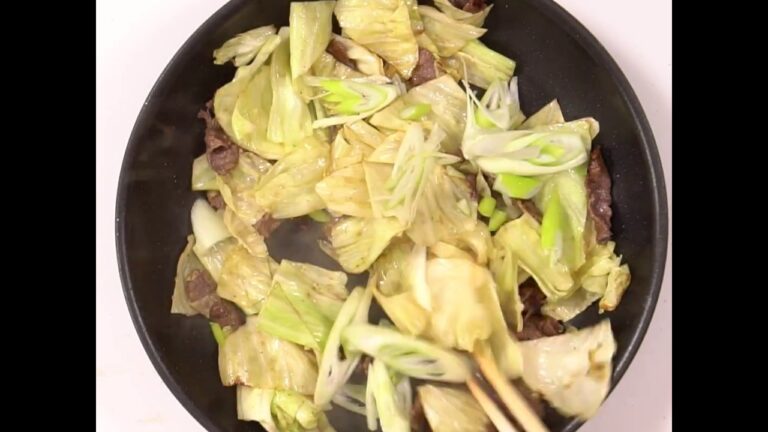 香ばしい！ キャベツと牛肉のたっぷりごま塩炒め ｜ moguna[モグナ]