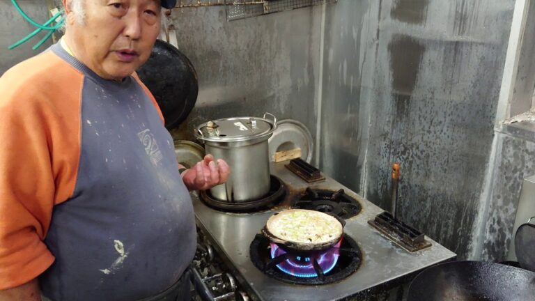 中華楼の大将が作る鶏肉入り煮込みそば。