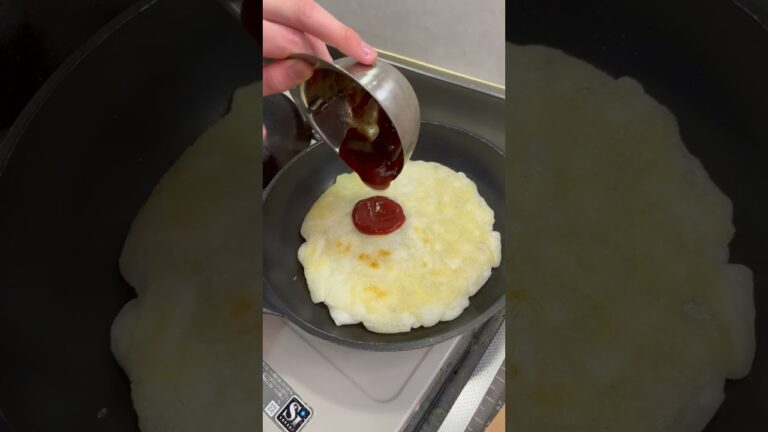 お餅の食べ方に困った時はこれ！カリカリ感が半端ないもちピザだ！#shorts