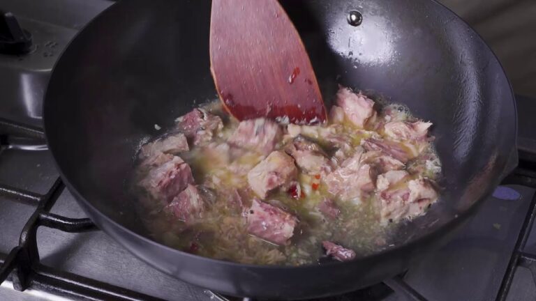 鉄鍋好き料理男子、RYOSUKEがつくる　さば缶のパスタ