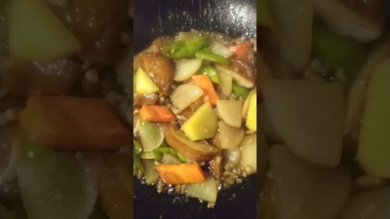 鶏ミンチと、さつま揚げ、野菜の煮物。大根、獅子唐、人参、じゃがいも。