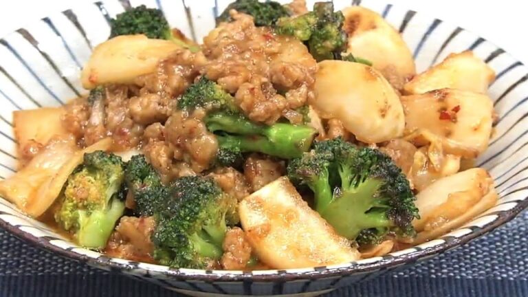 カブとブロッコリーの肉そぼろ炒め