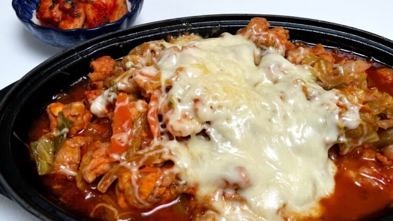 【チーズタッカルビ作り方】チーズとろーり旨辛な鶏肉料理です。やみつきダレで手が止まりません。