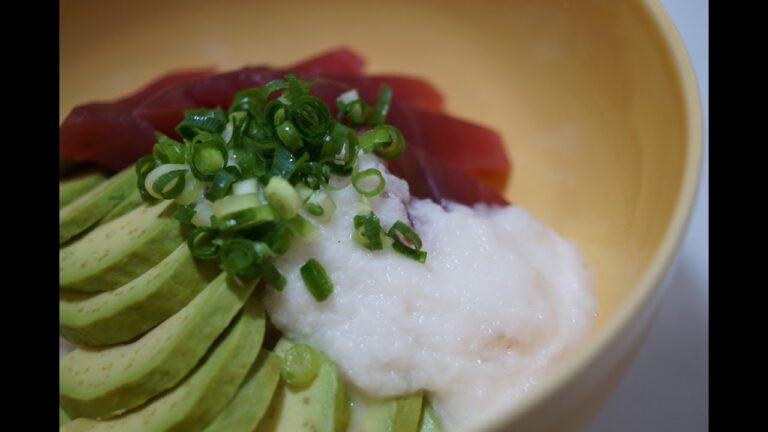 マグロとアボカドととろろ丼