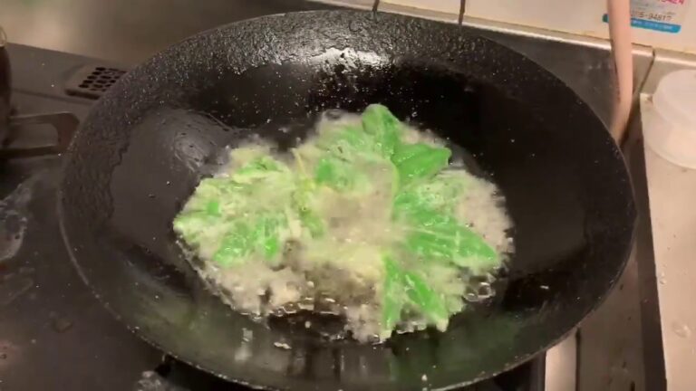 空豆の新芽と新玉ねぎの天ぷら