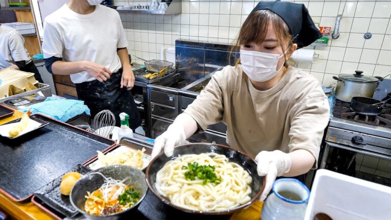 店主を支える美人ママさんがスゴい！朝6時半開店→爆速提供の天ぷら爆売れうどん屋