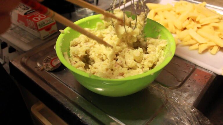 サツマイモのポテトサラダ作り　ひたすら潰す