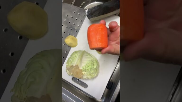 ９３歳ツムツムばあちゃん朝の味噌汁は人参🥕とジャガイモ🥔とキャベツ🥬