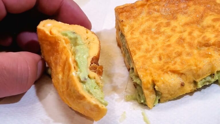 アボカドのクリームは卵の海に包まれて幸せです。