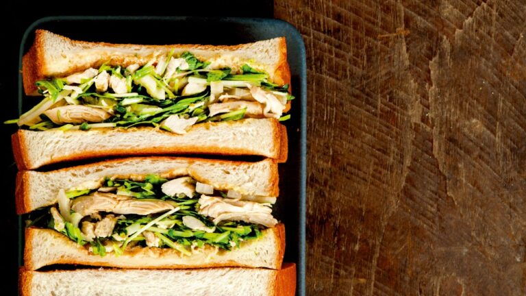 和風なサンドウィッチ！ 鶏ささみとれんこんのゆずこしょうサラダサンド