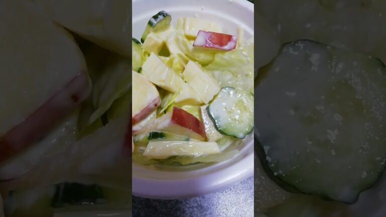 笑顔になる美味しいサラダ　マヨネーズ　塩　コショウで　フジのりんご