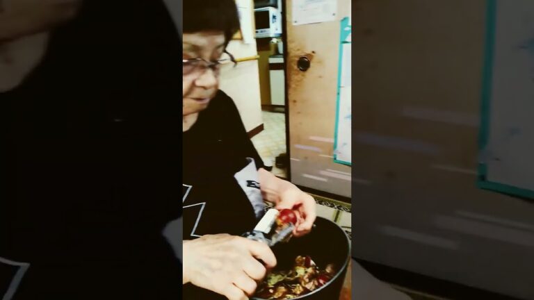 93才ユーチューばーちゃんの栗の皮むき#shorts