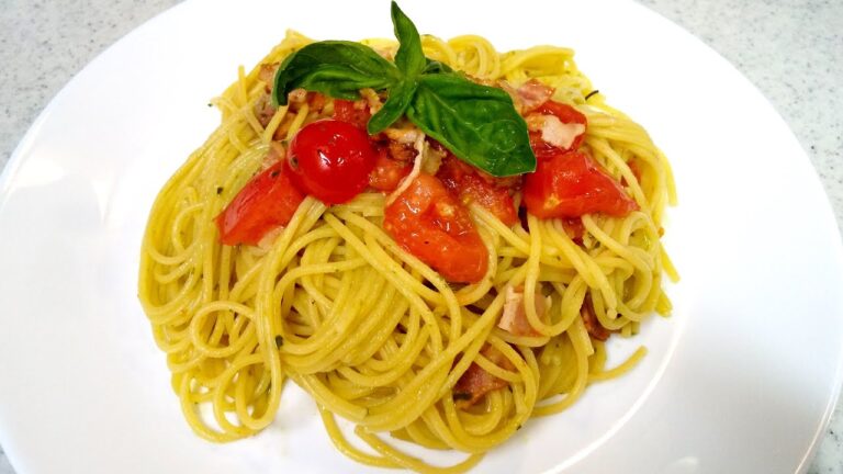 絶品ジェノベーゼのパスタ！香り高いバジルたっぷり～トマトにベーコンも～【簡単家庭料理】