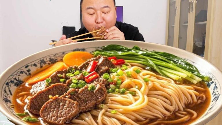 冰箱里剩点牛肉，阿强做辣牛肉面，大口吸面，大口吃肉超过瘾【cram阿强】