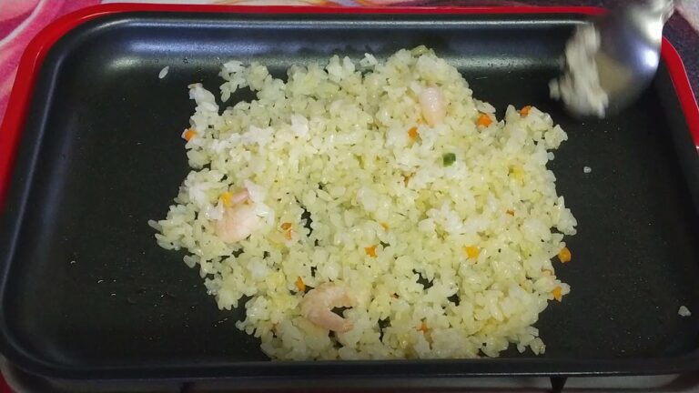 業務スーパーのエビピラフをバターで炒めていくよ。