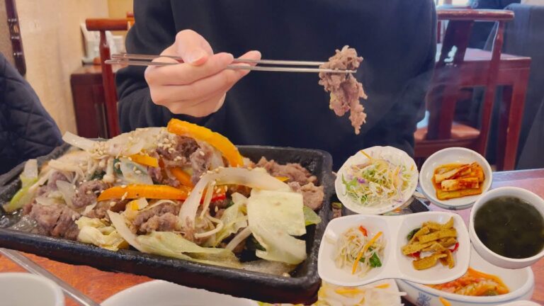 キムチ推しの韓国料理店で食べる牛プルコギ鉄板焼き+おかず5品付き【韓国グルメ】