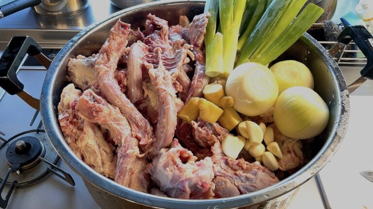 鶏ガラを長時間煮込んで旨味たっぷりゼラチンスープを作る