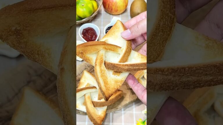 pinwheel toast 食パンで作る風車   食パンに切れ目を4か所入れるだけでおしゃれなトーストが出来ます。 #asmr #recipe