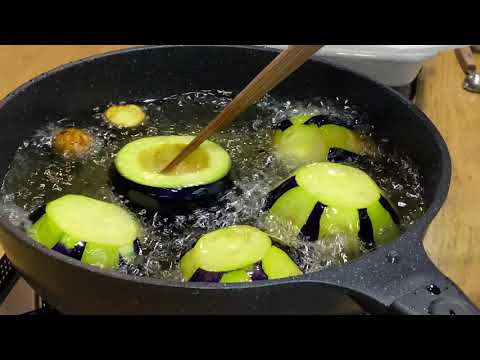 賀茂茄子を揚げているところ　マクロビオティック京料理教室むそう塾