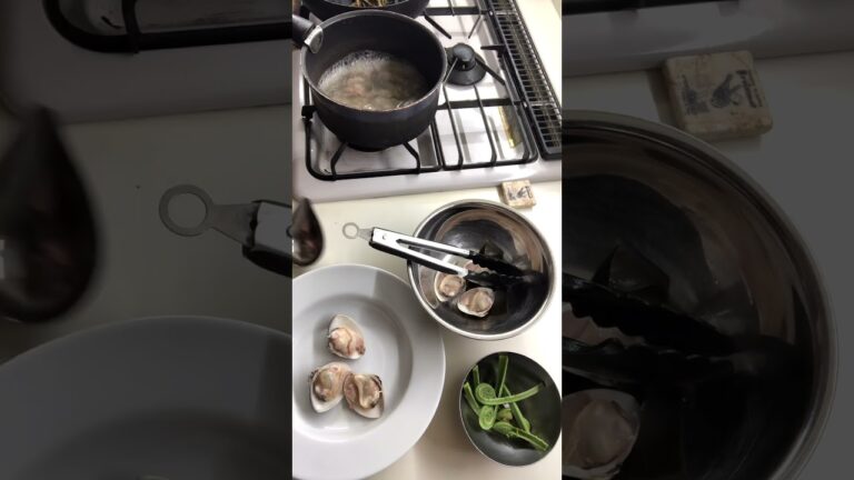 ハマグリとこごみのサクラ風味のワイン蒸し#shorts