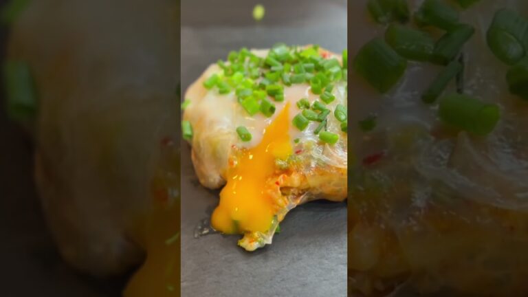 【無限∞】流行りのライスペーパーを使った最高の一品！『目玉焼きとキムチのライスペーパー包み』【作り方】