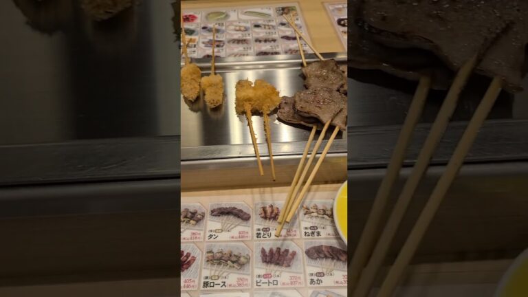 富山県高岡市 やきとり 秋吉      テーブルの真ん中に銀色の高台のトレーのようなものが そこに串をその前置かれるΣ(ﾟдﾟ；) 5本単位の値段だったけど安い
