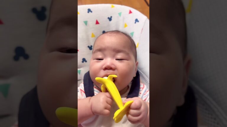 【歯固めを使い始めました🍌上手に使えるかな？】#赤ちゃん #baby #あかちゃん #shorts