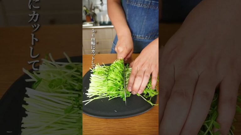 #簡単レシピ  #料理  #材料2つ 豆苗とわかめのナムル材料(2人前)乾燥わかめ5g豆苗1パックa醤油・炒りごま小さじ２aごま油大さじ1aすりおろしにんにく小さじ1/2