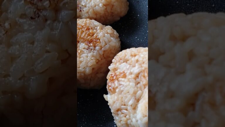 焼きおにぎり🍙作ってます。ご飯に醤油と鰹節を混ぜ焼きながら醤油垂らすだけ#焼きおにぎり#米 #日本#JAPAN#醤油#おかか#鰹節#和食レシピ
