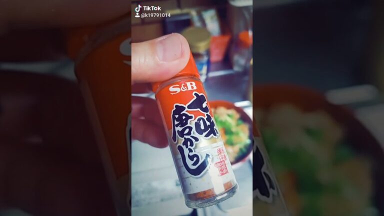 キツネ(油揚げ)丼です。油揚げをネギと一緒に出汁でたまごでとじただけです😊💦