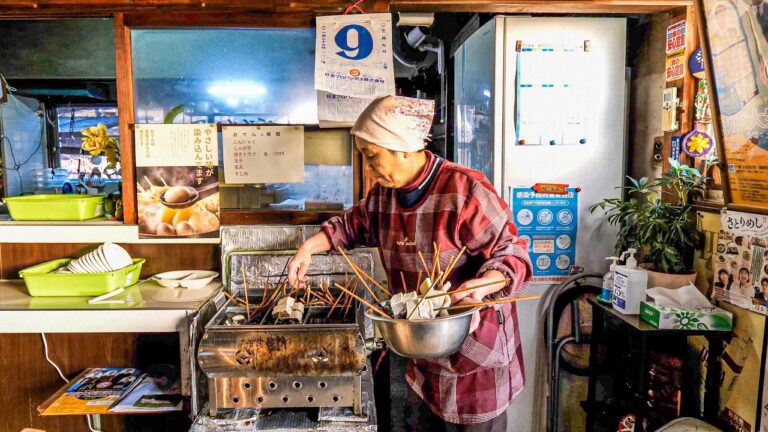 ５０年続くロードサイド激シブ老舗中華そば屋！お母さんが朝６時から仕込む自家製昭和価格メシに地元民常連が殺到。