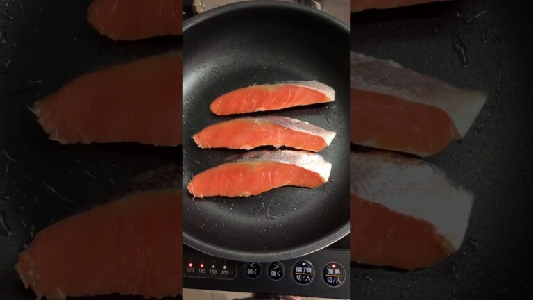 【失敗クッキング】ボロボロの焼き鮭おにぎりを添えて【朝食に】