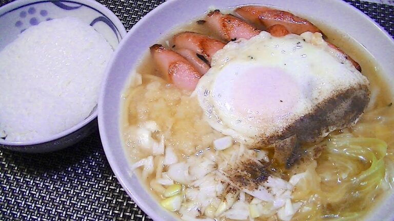 【一人deごはん】Let’s eat！お皿いらず！「ソーセージエッグラーメン大盛り」＋白ごはん