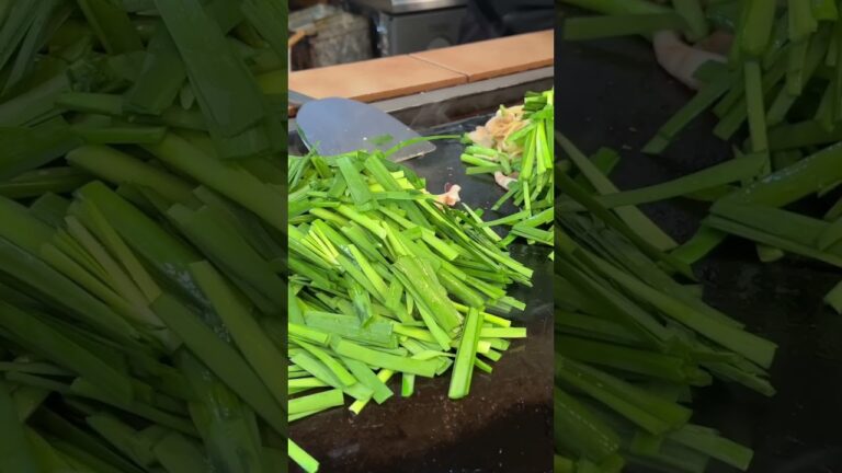 ニラ山盛りすぎるニラ塩焼きそば！