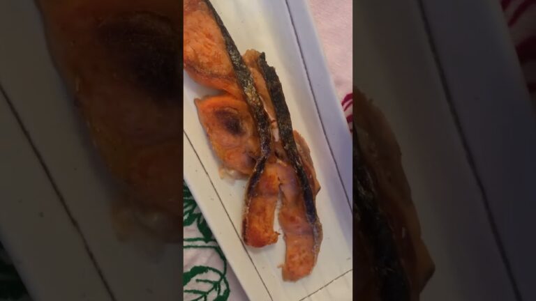 ある日の朝食　ダイエット用蒟蒻入り白米　冷凍シャケ鮭　茅乃舎のインスタントお味噌汁　筍とゆで卵のサラダ　山椒入りちりめんじゃこ　炊き立てご飯　自炊　おうちごはん　好きなものを食べる