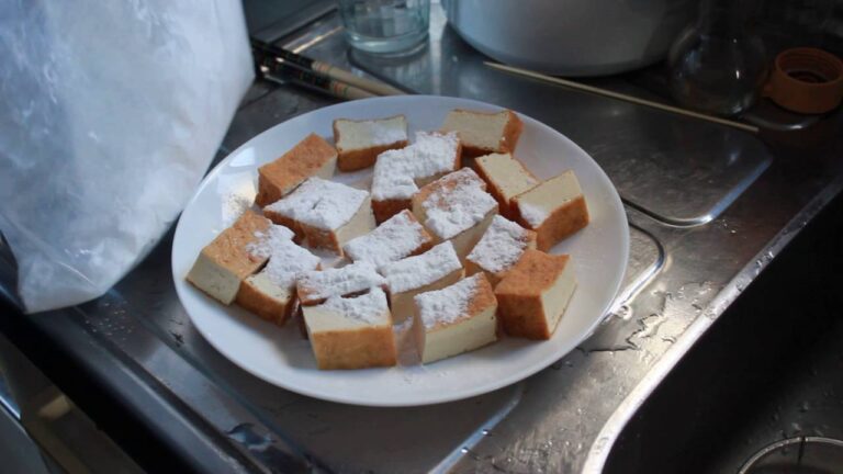 厚揚げ豆腐に片栗粉を付ける