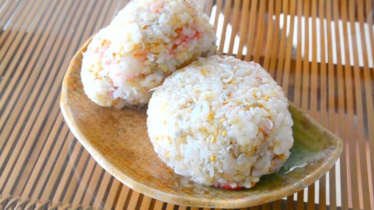 玄米おにぎりの作り方：梅じゃこ　　How to make brown rice ball with umeboshi and tiny dried sardines