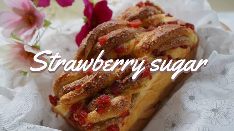 So cute ! いちごとバター香る ♡ストロベリーシュガーブレッド♡ こんな楽しい成形見たことない！ 可愛すぎてプレゼントにも最適♡^-^♡おうちでパン作り