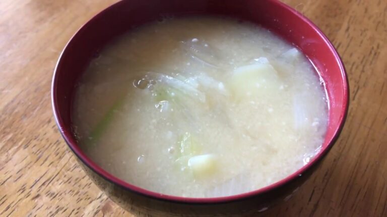 常備野菜で簡単シンプル【料理動画】玉ねぎとじゃがいもの味噌汁　Onion and potato miso soup