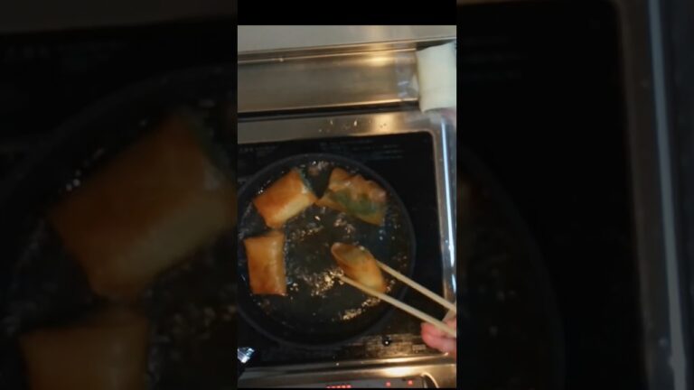 ひたすら巻いて巻いて揚げてこ✨梅しそチーズささみ春巻き! Please see cooking of Japan（harumaki）#shorts  #春巻き