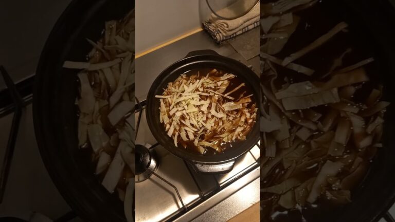 晩ごはん 、あったかい赤みそのお味噌汁  。キャベツの大量消費