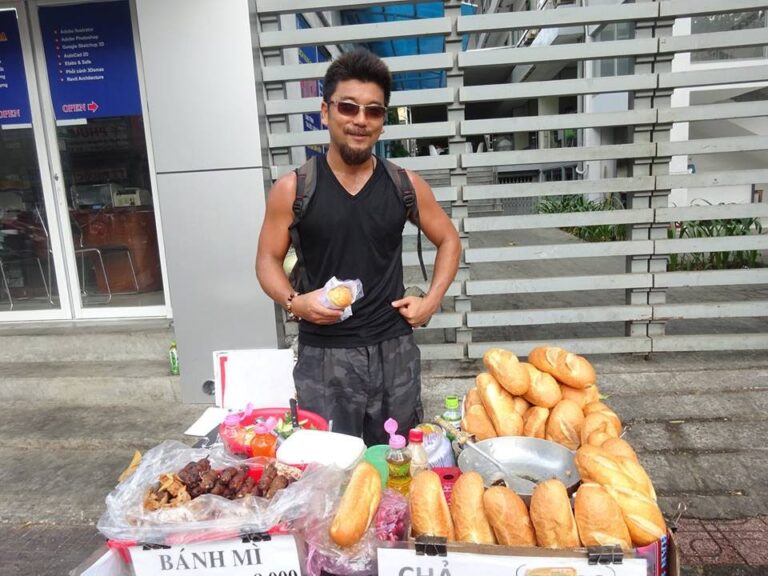 アキーラさん堪能①ベトナム・ホーチミン・ベトナム名物バインミーの屋台！Vietnamese style sandwich(banh mi) in Saigon in Vietnam