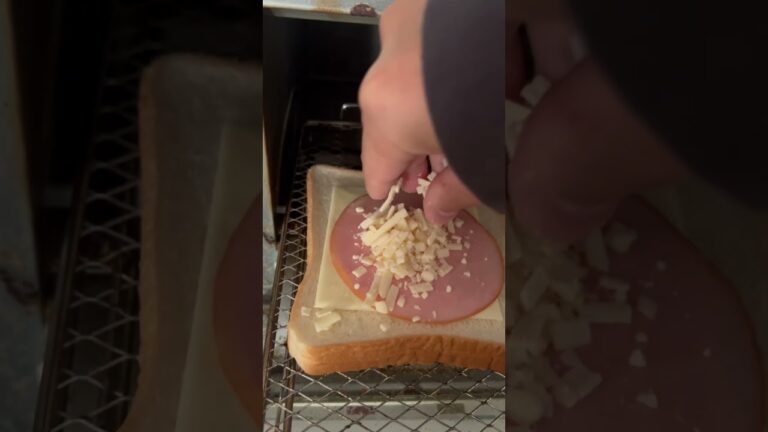 【激ウマ】チーズたっぷり！朝からカロリー爆発のハムトースト！#shorts