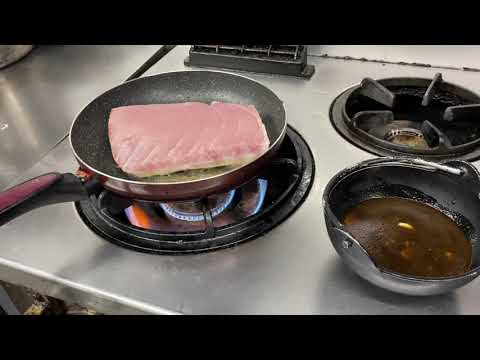 100kg超えの巨大カジキで豪快ステーキ