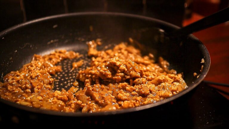 深夜のキーマカレー。最新の赤缶カレーで作ってみた。