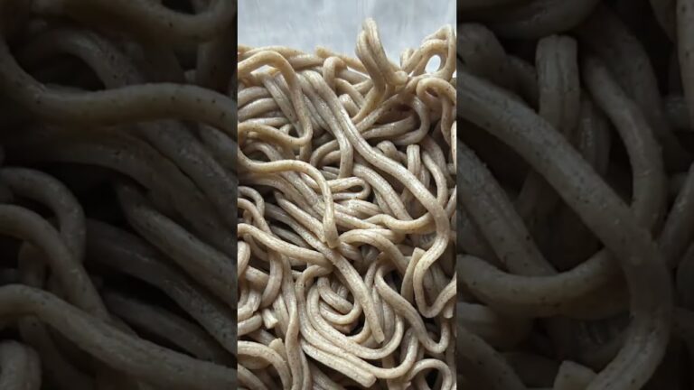 ラムーの　ぶっかけ　とろろそば。税込106円。#ラムー　#格安　#そば